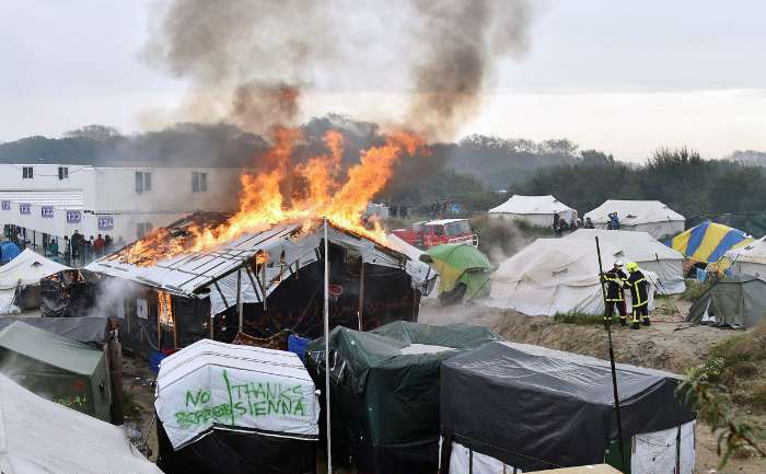 (تصاویر) آتش سوزی در زاغه پناهجویان کاله فرانسه